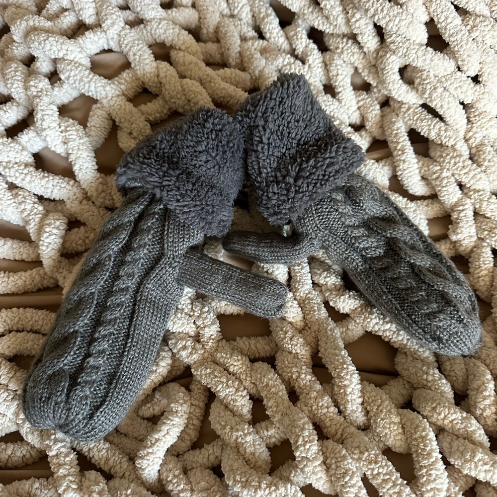 Cozy Cable Knit Sherpa Lined Mittens - Gray